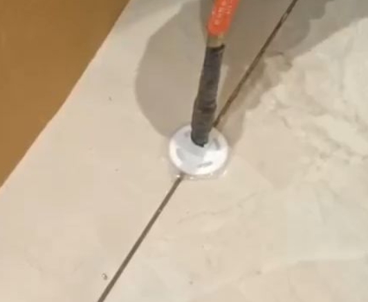 偃师瓷砖空鼓维修公司专业解答瓷砖在铺贴过程中，如果没有涂抹均匀到位的粘结材料（如水泥砂浆或瓷砖胶），可能会导致以下问题
