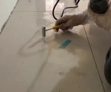 偃师瓷砖开裂维修公司专业分享瓷砖在铺贴前如果没有沥干水分，将会导致以下问题